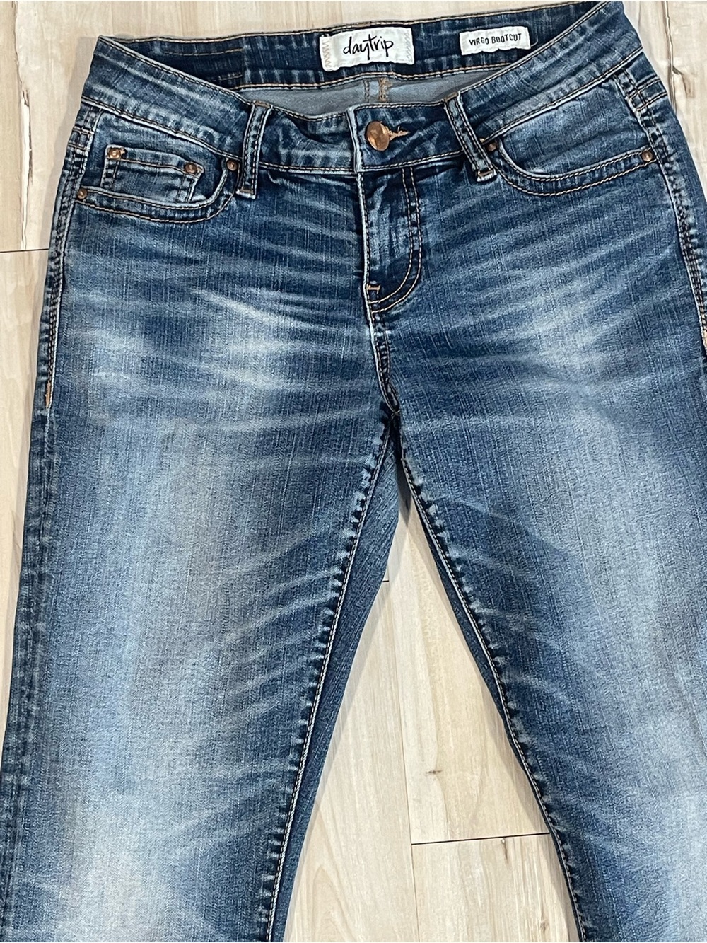 Daytrip Virgo Bootcut Jeans Women’s Size 26L Medium Wash Distressed Hem
